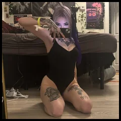 𝔳𝔢𝔢𝔫𝔞 (@succubusvee)