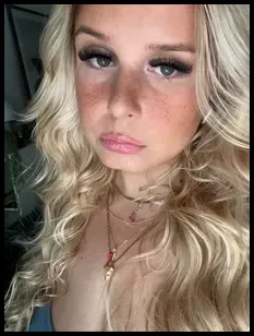 Kiki 🤍 (@kikiii.isabella)