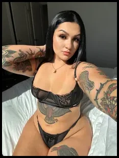 THICK TATTOOED BISEXUAL BADDIE 🔥 (@roxroselle)