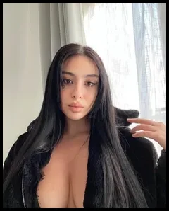 GIA KHAVARI (@persiandollgia)