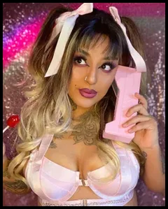 Honey 🍯 (@honeysucklexoxo)