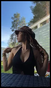 Oona (@happyhippiegirl)
