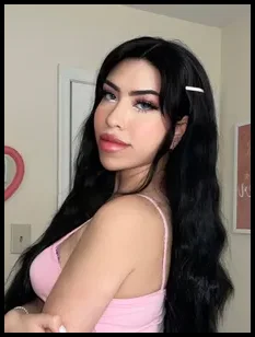 J (@carolinebabiee)