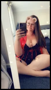 Penny (@curvy.wife)