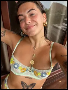 Alex (@alexandracoveos)