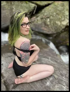 Catie Brown (@bootybruisesfree)